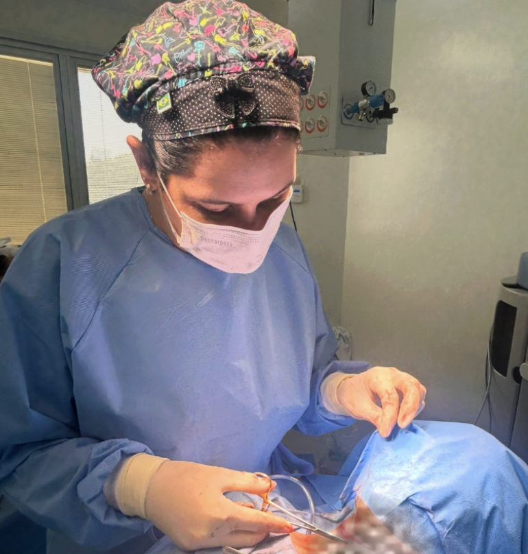 Ilustra a cirurgiã em campo operatório durante uma tireoidectomia ou cirurgia de tireoide