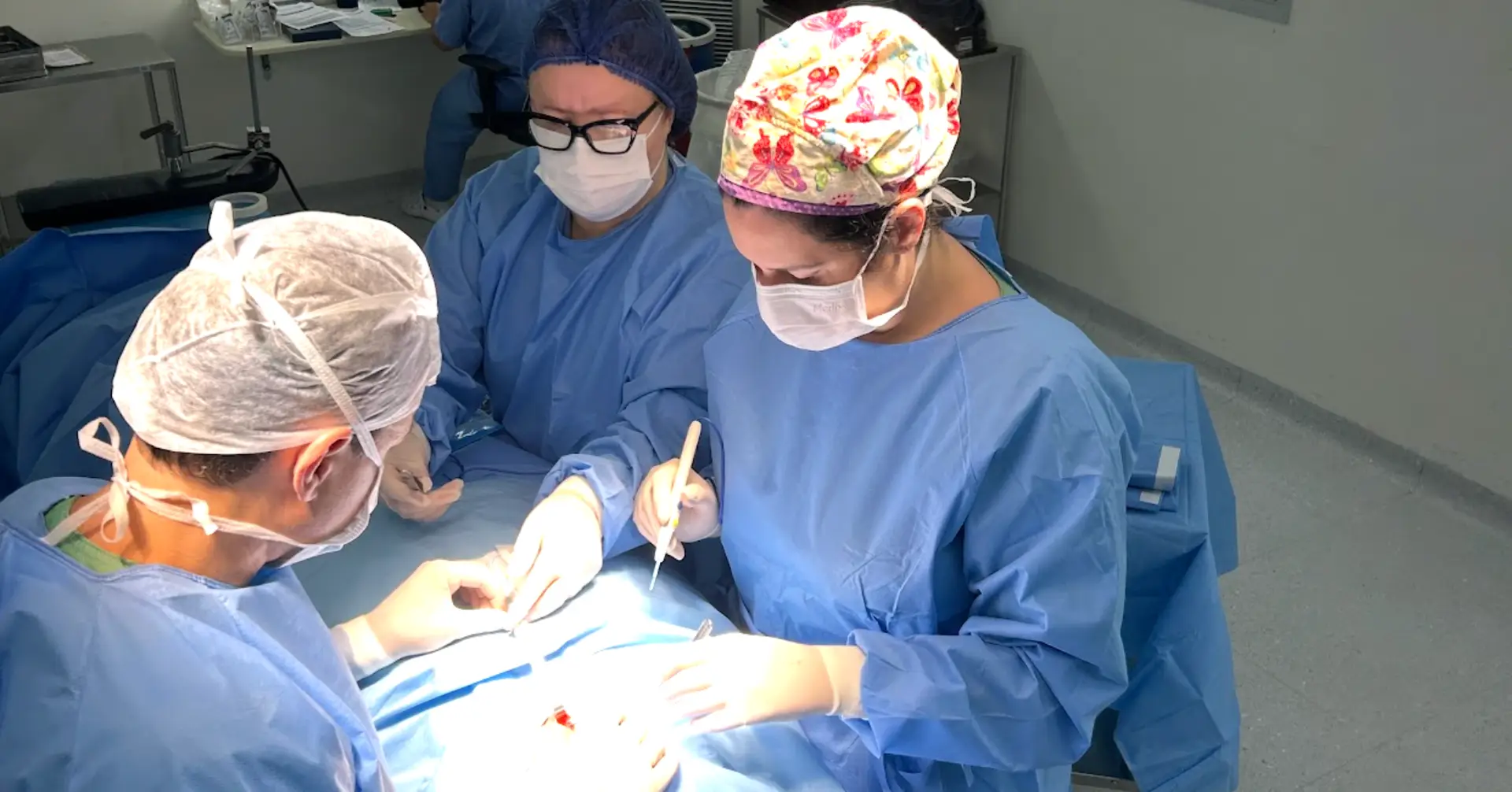 Mostra a cirurgiã em campo operatório, realizando uma Cirurgia de tireoide ou Tireoidectomia